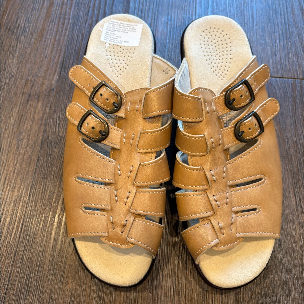 Worn once size 8N SAS Women's San Antonio Shoemakers Tango Slide Sandal-beige.